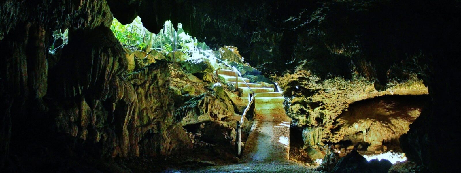 Río subterráneo Playa del Carmen: entrada a la cueva con escaleras