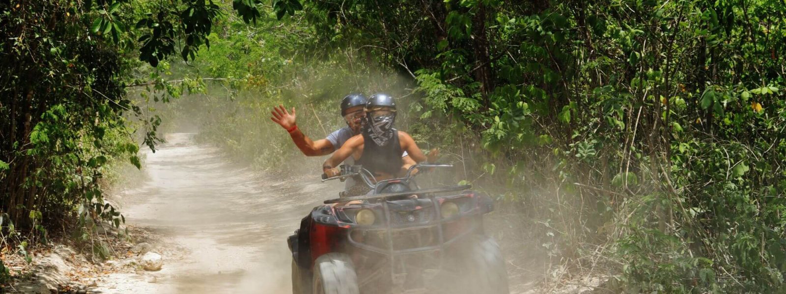 Tour en cuatrimoto Playa del Carmen: dos personas en ATV por la selva